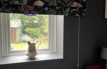Stunning 2-bedroomed Cottage - Photo 52