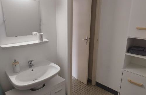 Mistral gagnant ! T1 calme avec vue, parking, télétravail, Wi-Fi, proche CV et gare - Foto 12