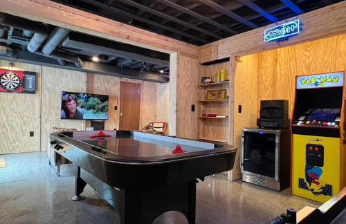 Retro Retreat with Hot Tub, Sauna & Arcade - Foto 21