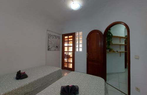 2BR Bungalow with Sunny Private Terrace - Secure Gear Storage - Foto 15