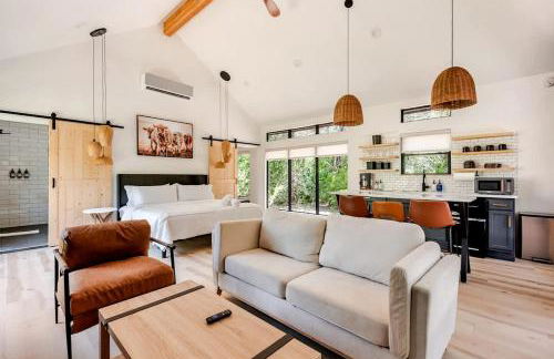 Tranquil Modern Cabin with Friendly Farm Animals & Pond Views Near Cedar Creek, Texas - Photo 6