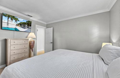 Siesta Key Waterfront Oasis - Heated Pool, Dock, Walk to Village & Beach - Photo 30