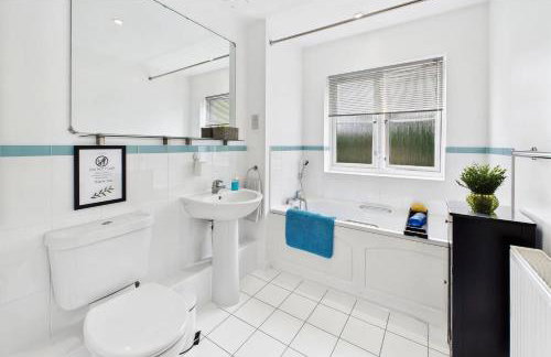 3 bed modern townhouse with self check in, sleeps 6, 35mins direct train to London Waterloo, zone 6 - Photo 8