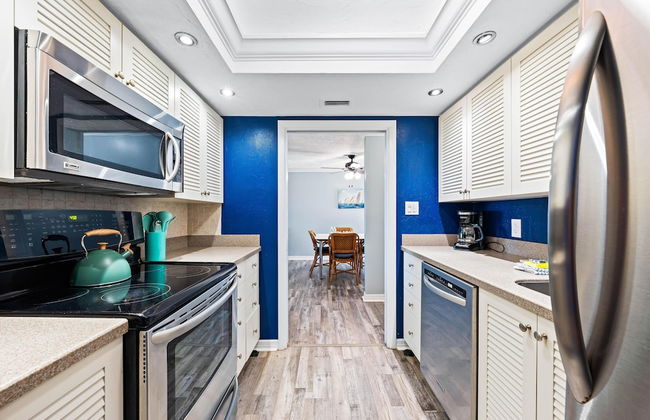 Direct Beachfront Delight by Beachside Management - Photo 9