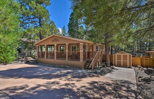 Near Hiking Munds Park Cabin with Deck and Yard - Foto 1