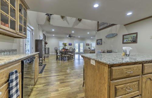 Remodeled Pittsboro Farmhouse Sitting on 220 Acres - Foto 7