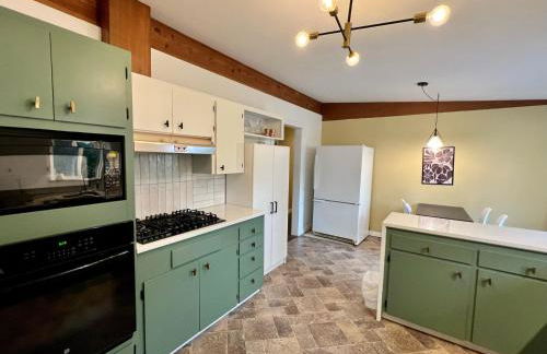 Spacious Retreat w/ Hot Tub. Perfect for Families - Photo 12