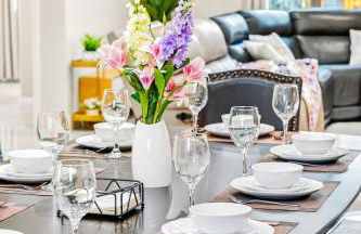 Spacious 6BR Stay with Parking and Near DTLA - Foto 19