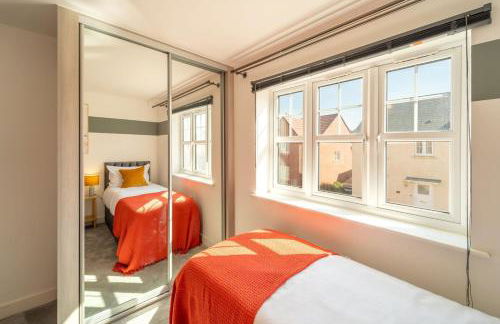 Charming 4 Bedroom House for 8 - Family Friendly - Fast WiFi - Parking - Photo 25