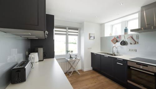 Tipoz'Immo - Maison de la Baie - vue mer et accès direct à la plage - animaux bienvenus - wifi inclus - linge inclus et lits faits - terrasse et jardin clos - parking gratuit - proche des commerces et des attractions touristiques - Foto 4, stove, dishwasher, pet friendly, toaster