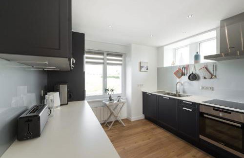 Tipoz'Immo - Maison de la Baie - vue mer et accès direct à la plage - animaux bienvenus - wifi inclus - linge inclus et lits faits - terrasse et jardin clos - parking gratuit - proche des commerces et des attractions touristiques - Foto 4