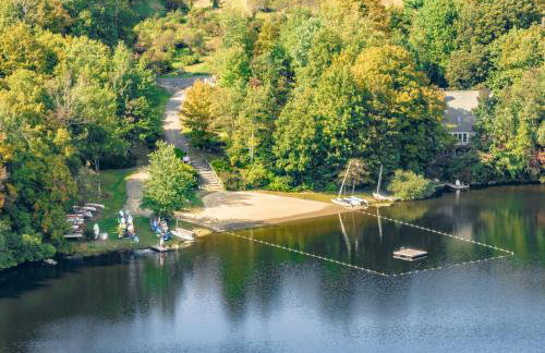 Cozy Berkshires Cabin with Lake, Beach, Hot Tub, Fireplace - The Wilde BNB - Foto 21