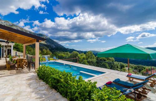 Villa Falcon Rook - Photo 8