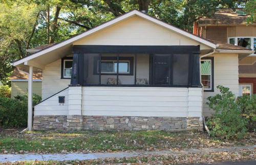 Walkable Bungalow w/ Fenced Yard - Foto 1