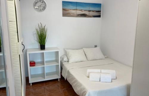 La Manga km 0, pisos estudios - planta baja - 100m de la playa - studio flats - ground floor - 100m from the beach, cada con bicis & tabla SUP, piscina & pádel & tenis & más - each with bikes & SUP board, pool & paddle & tennis & more - Foto 2
