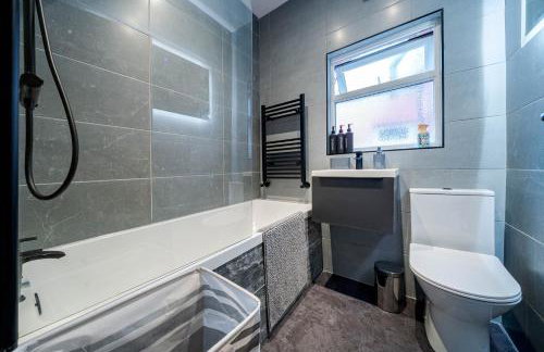 Spacious 3-Bedroom Home Near City Centre with Parking - Foto 34