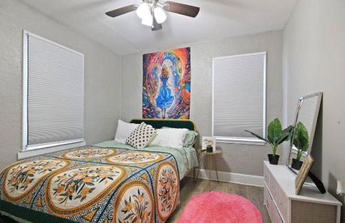 Down the Rabbit Hole walk to downtown - Foto 21