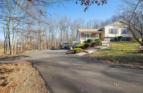 Stunning Poconos Villa- Hot Tub, Pool, Game Room, BBQ & more - Foto 19