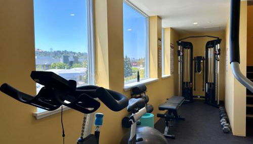 Elevator-Work Here-Gig WiFi-King Bed-Laundry in unit - Foto 4