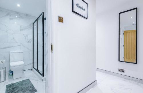 Modern 1BR Apartment in Whitefield, Manchester with Private Parking - Foto 11