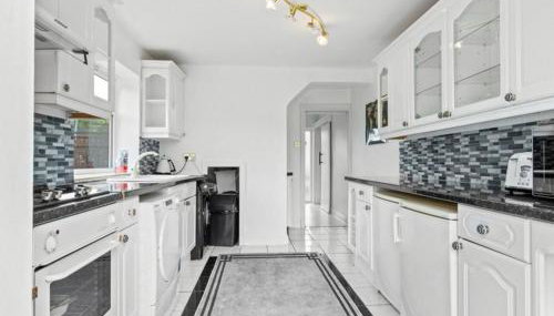 Spacious 3 Bedroom Home in Aintree - Foto 5, stove, toaster