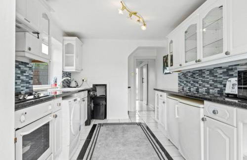 Spacious 3 Bedroom Home in Aintree - Photo 5