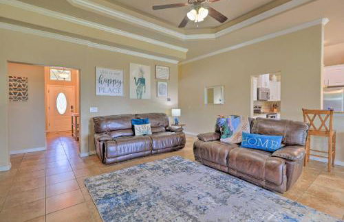 Unwind Fireside! Harker Family Retreat with Yard - Foto 6