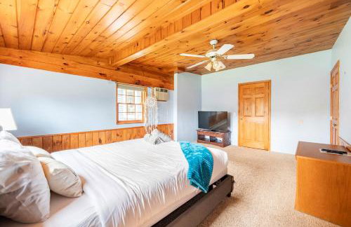 Bethel Woods Retreat - wPool, Hot Tub & Arcade! - Foto 12