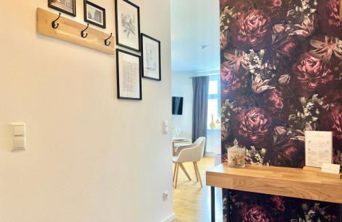 Modernes Appartement "ALTE MÄDCHENSCHULE", inkl Stellplatz, E-Bike Ladestation, Boxspringbett, Business, 2 Personen, gratis Kaffee und Tee, WLAN - Foto 9