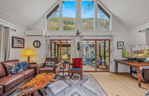 River Time Cabin - Riverfront, Hot Tub, Screen Porch, Fishing, Games, View, 3 King Beds - Photo 31