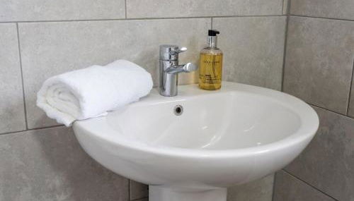 Tettenhall Lodge Studio - Photo 3, towels