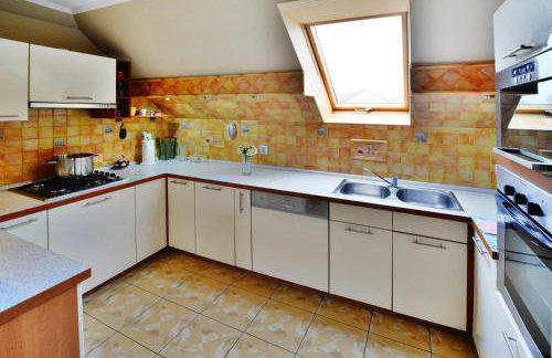 Cottage by Lake Ostrowieckie With Private Beach - Foto 12