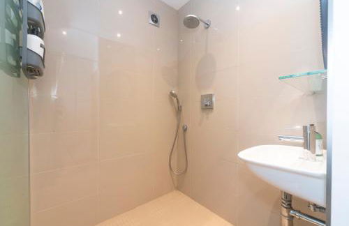 6 bedrooms beautiful home 3 bathrooms, quiet location with garden near Legoland Windsor Heathrow - Foto 55