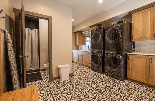 Dual Cabin- Yellowstone Family Retreat- Sled Hill - Foto 15