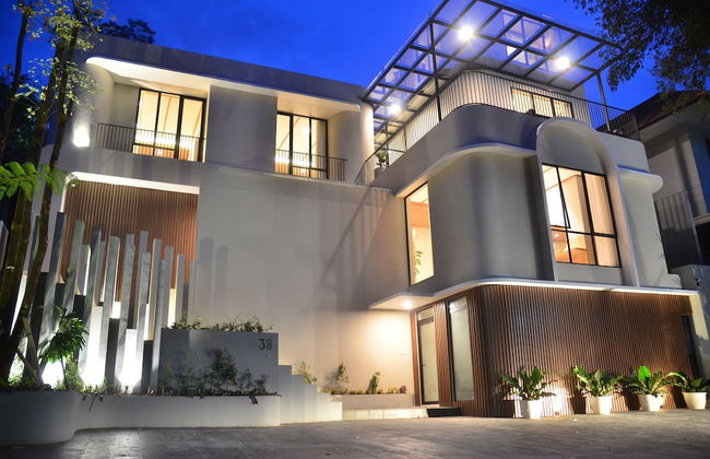 Maplewood Mountain 9BR with Heated Pool - Photo 42