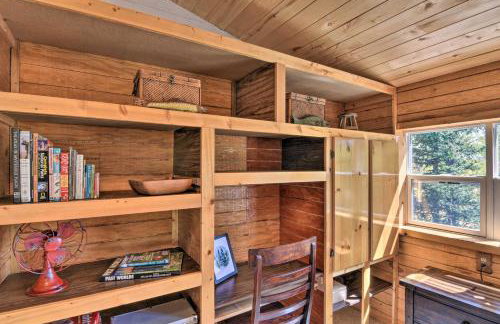 Woodsy Cabin Hideaway with Deck Hike, Fish, Escape - Foto 18