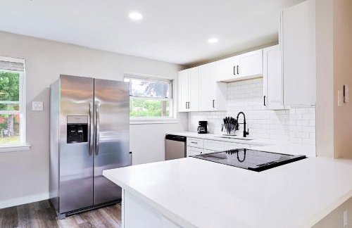 Luxury 4BR Retreat 10 Mins to Downtown & Lake - Photo 29