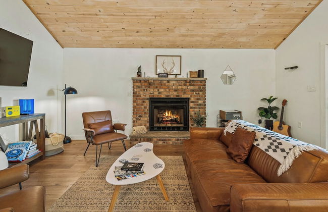 Lake Daze by Avantstay Lakefront w/ Modern Interior, Enclosed Porch & Hot Tub - Foto 6