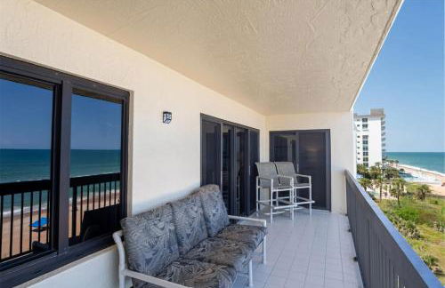 Luxury direct oceanfront corner with a large private balcony, heated pool and garage - Photo 38