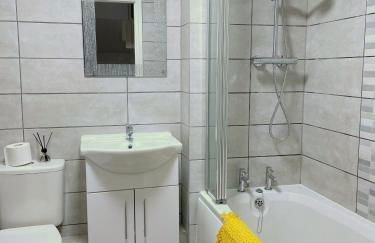 Mayflower 3 Bedrooms House 7 Beds 2 Showers Off Road Parking - Foto 17