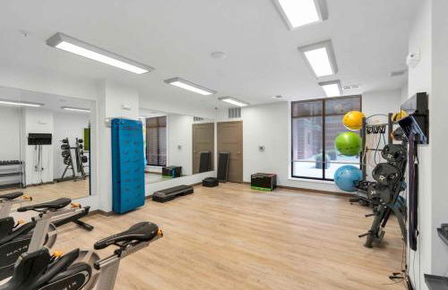 Washer & Dryer with Free Underground Parking with a Pool - Foto 18