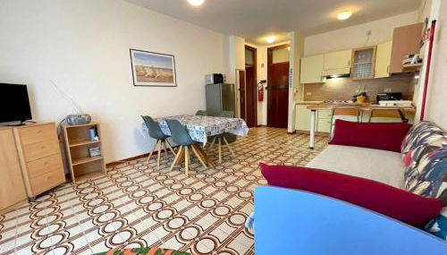 Welcoming Flat With Pool View Balcony - Photo 4