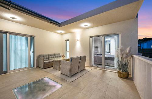 Villa VERONICA with CINEMA PROJECTOR by the HEATED POOL and JACUZZI - Foto 23