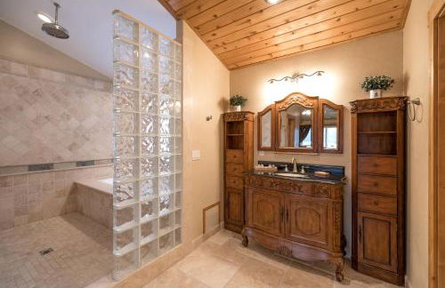 Big Bear Village View Haus is a large pet and kid friendly chalet with hot tub located a short walk to village - Foto 27