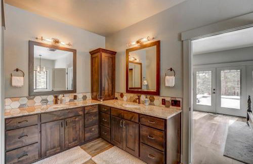 Camp 95 - Stunning Mountain Home - 4.5 Acres - Views - Hot Tub - Pet friendly - Private - Photo 25