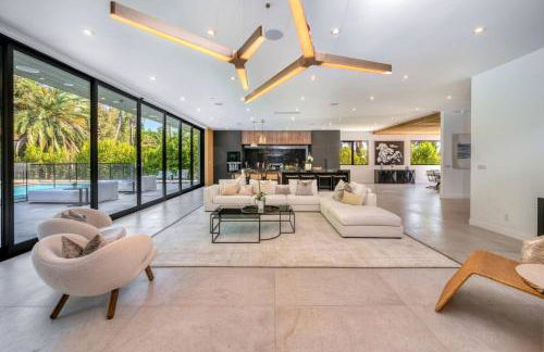 Luxury 6BR Beverly Hills Villa with Pool and Views - Photo 9