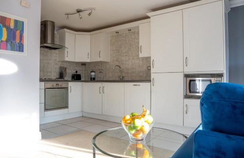 Homely Two Bedroom Apartment in Milton Keynes - Free Parking, WiFi, & Netflix - Photo 13