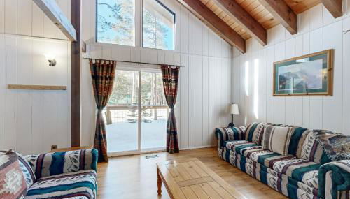 Less Than 2 Mi to Tahoe Donner Ski Resort Serene Retreat - Foto 3