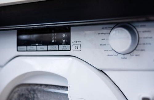 Luxurious 2 bedroom flat with parking and garden, 5 mins walk to train station and bus stop opposite property - Foto 20