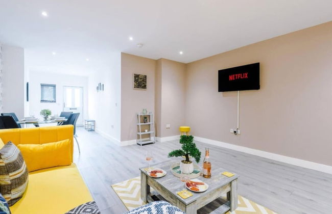 Old Trafford Two-bedroom Stay by Belvilla - Photo 1